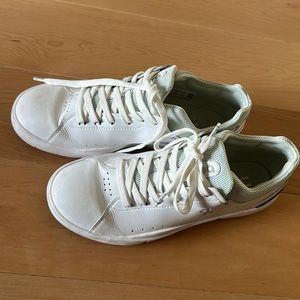 Women’s oncloud, the roger in blue, size 9